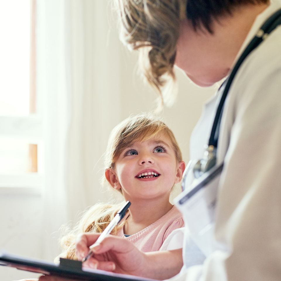 Enfermera atendiendo a una niña en consulta