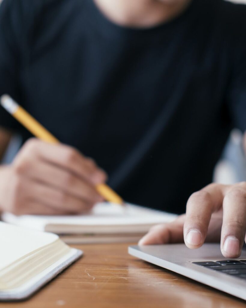 Estudiante de enfermería repasando un curso online